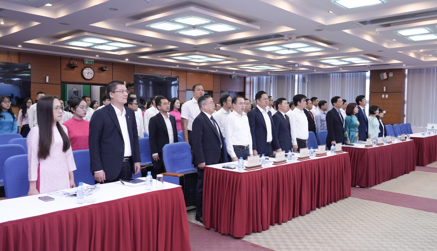 Các đại biểu thực hiện nghi lễ chào cờ Các đại biểu thực hiện nghi lễ chào cờ