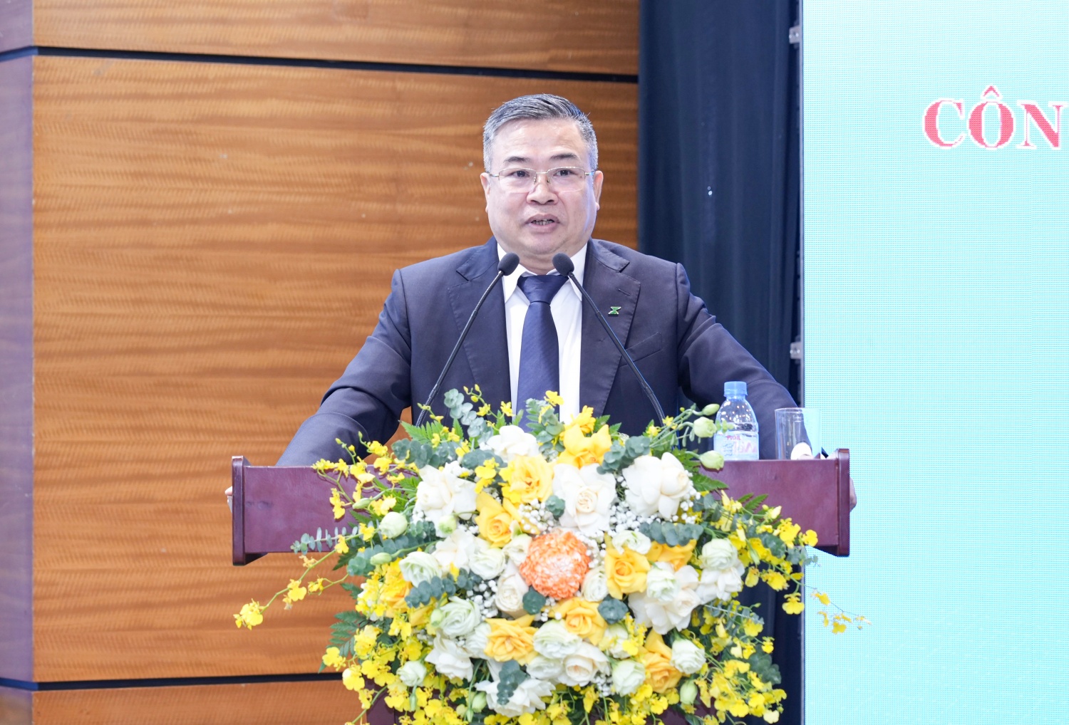 Đồng chí Nguyễn Huy Vượng, Chủ tịch Công đoàn Chi nhánh trình bày báo cáo kết quả thực hiện Nghị quyết Đại hội Công đoàn nhiệm kỳ 2023-2025 và phương hướng nhiệm vụ nhiệm kỳ 2025-2030. Đồng chí Nguyễn Huy Vượng, Chủ tịch Công đoàn Chi nhánh trình bày báo cáo kết quả thực hiện Nghị quyết Đại hội Công đoàn nhiệm kỳ 2023-2025 và phương hướng nhiệm vụ nhiệm kỳ 2025-2030.