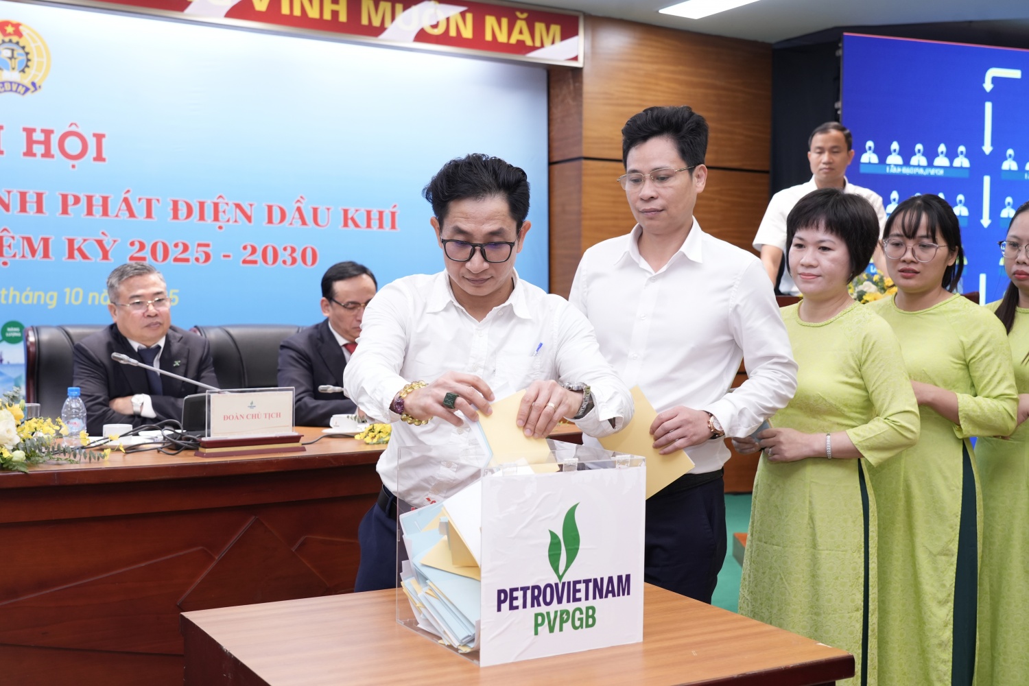 Vững bước trưởng thành, khẳng định vai trò Công đoàn trong xây dựng đơn vị phát điện chuyên nghiệp giai đoạn mới Vững bước trưởng thành, khẳng định vai trò Công đoàn trong xây dựng đơn vị phát điện chuyên nghiệp giai đoạn mới