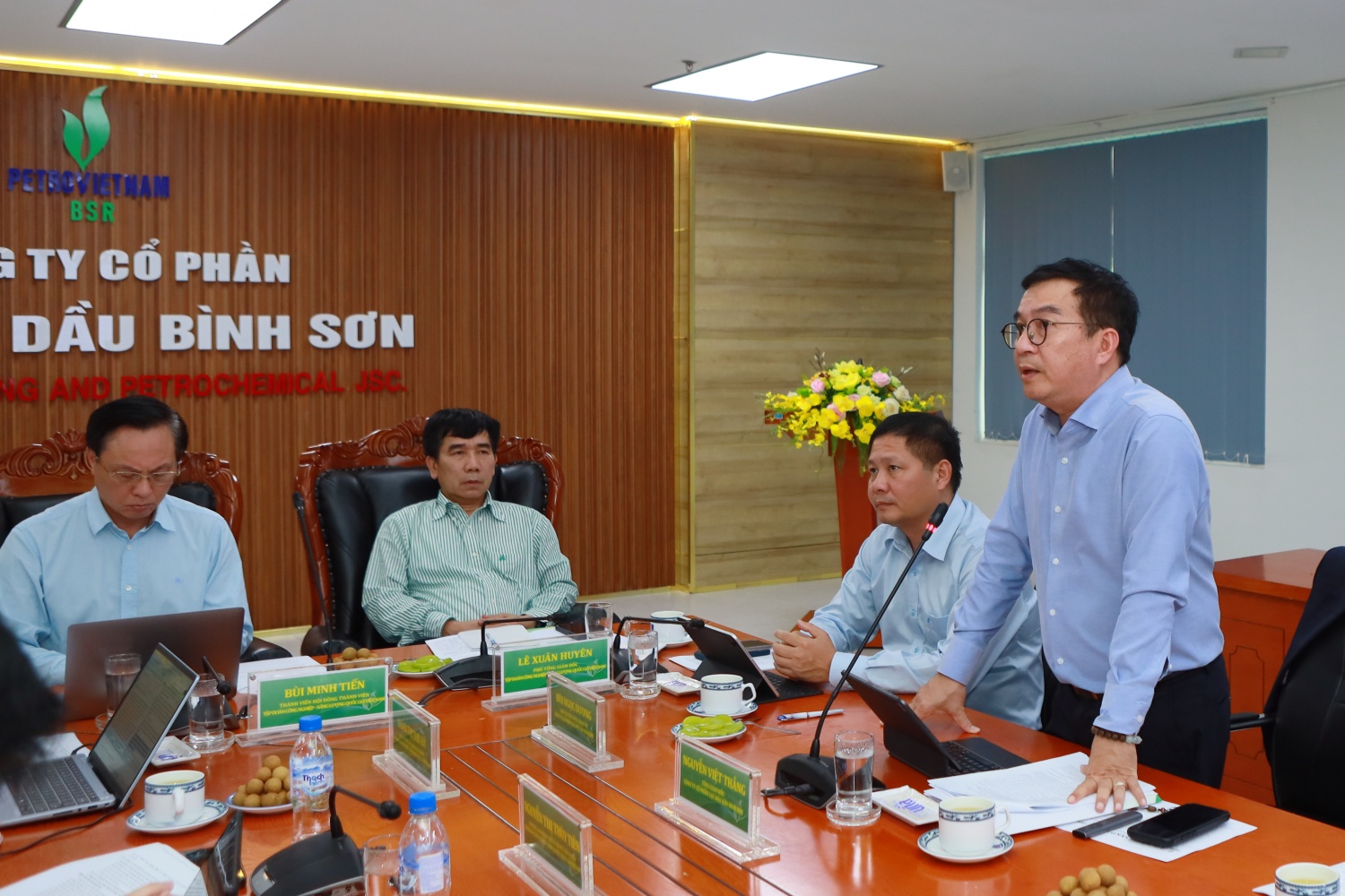 Tổng Giám đốc BSR Nguyễn Việt Thắng báo cáo tình hình sản xuất kinh doanh của BSR từ đầu năm đến nay với nhiều chỉ tiêu vượt kế hoạch đã đề ra Tổng Giám đốc BSR Nguyễn Việt Thắng báo cáo tình hình sản xuất kinh doanh của BSR từ đầu năm đến nay với nhiều chỉ tiêu vượt kế hoạch đã đề ra