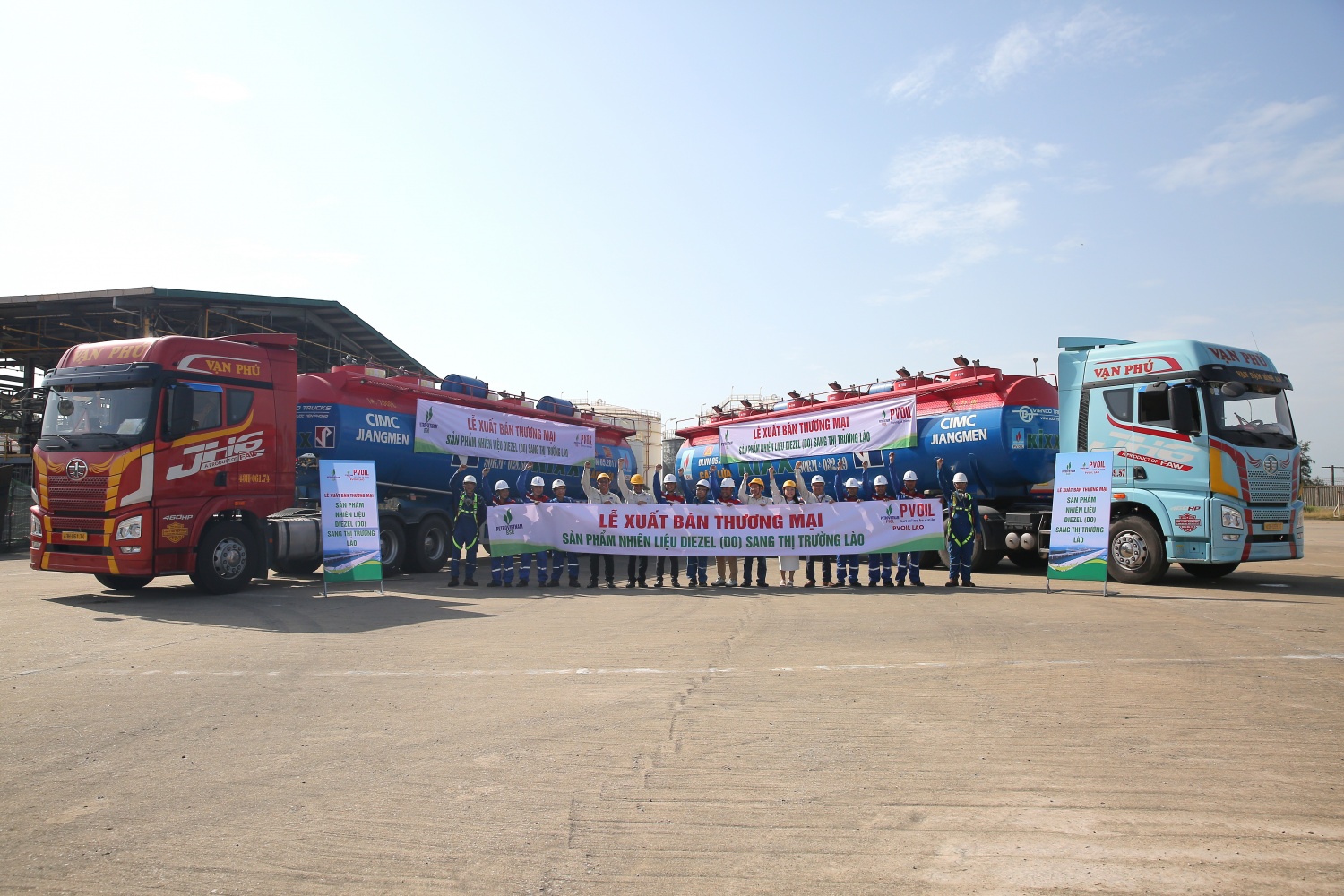 Thực hiện những chỉ đạo của lãnh đạo Petrovietnam, trong thời gian qua BSR luôn chú trọng hợp tác và phát triển thị trường nước ngoài. Trong ảnh ảnh Lễ xuất bán sản phẩm của BSR sang thị trường Lào. Thực hiện những chỉ đạo của lãnh đạo Petrovietnam, trong thời gian qua BSR luôn chú trọng hợp tác và phát triển thị trường nước ngoài. Trong ảnh ảnh Lễ xuất bán sản phẩm của BSR sang thị trường Lào.