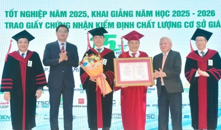 PVU vinh dự đón nhận Giấy chứng nhận Kiểm định chất lượng giáo dục chu kỳ mới