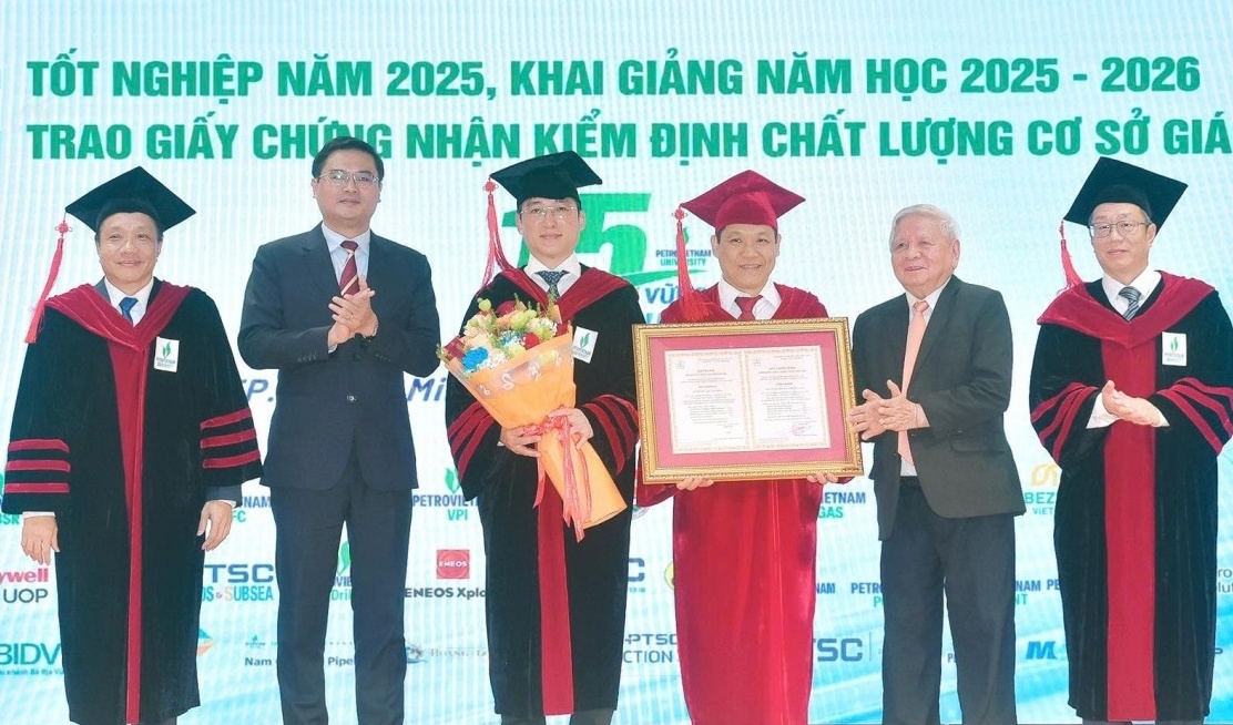 PVU vinh dự đón nhận Giấy chứng nhận Kiểm định chất lượng giáo dục chu kỳ mới