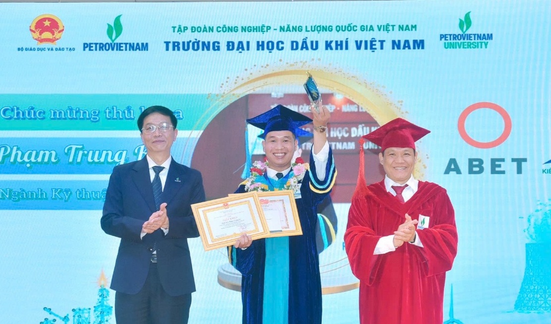 PVU long trọng tổ chức Lễ khai giảng năm học mới 2025-2026 và trao bằng tốt nghiệp 2025