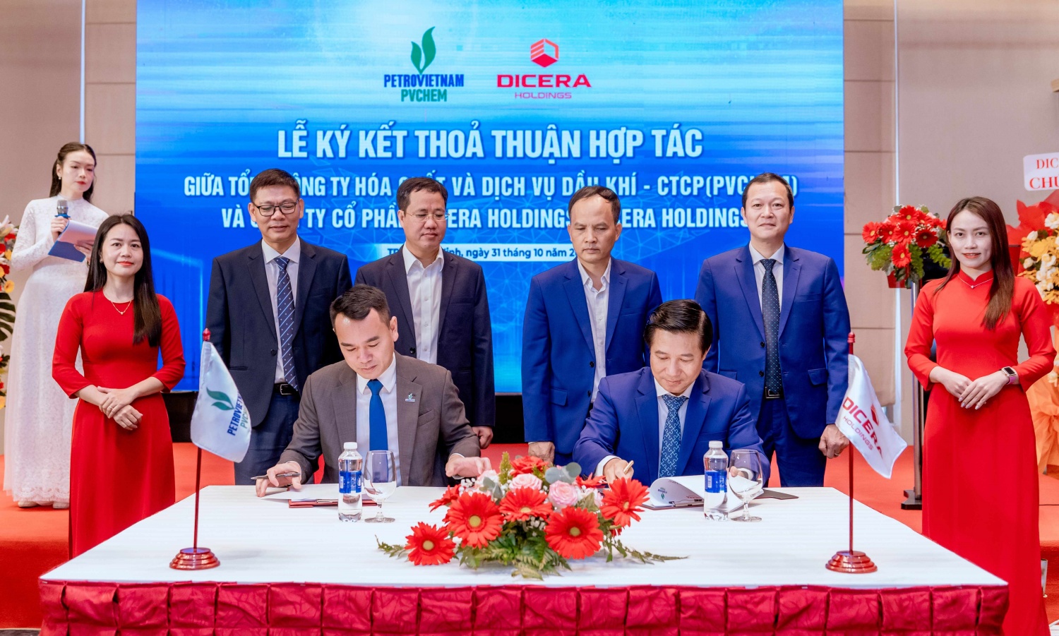 Ông Dương Trí Hội – Tổng Giám đốc PVChem (trái) ông Lê Đình Thắng – Chủ tịch HĐQT DICERA Holdings ( phải) ký kết thỏa thuận hợp tác