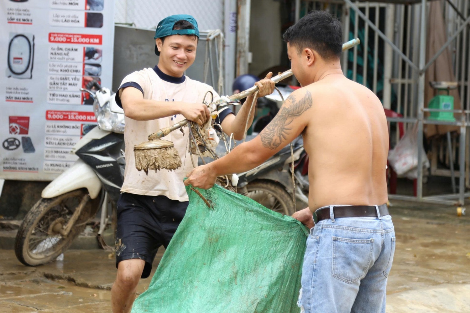 Bắt đầu từ ngày 30/10, mực nước tại xã Đại Lộc bắt đầu rút, người dân cũng đã tranh thủ dọn dẹp để sớm ổn định cuộc sống. Bắt đầu từ ngày 30/10, mực nước tại xã Đại Lộc bắt đầu rút, người dân cũng đã tranh thủ dọn dẹp để sớm ổn định cuộc sống.