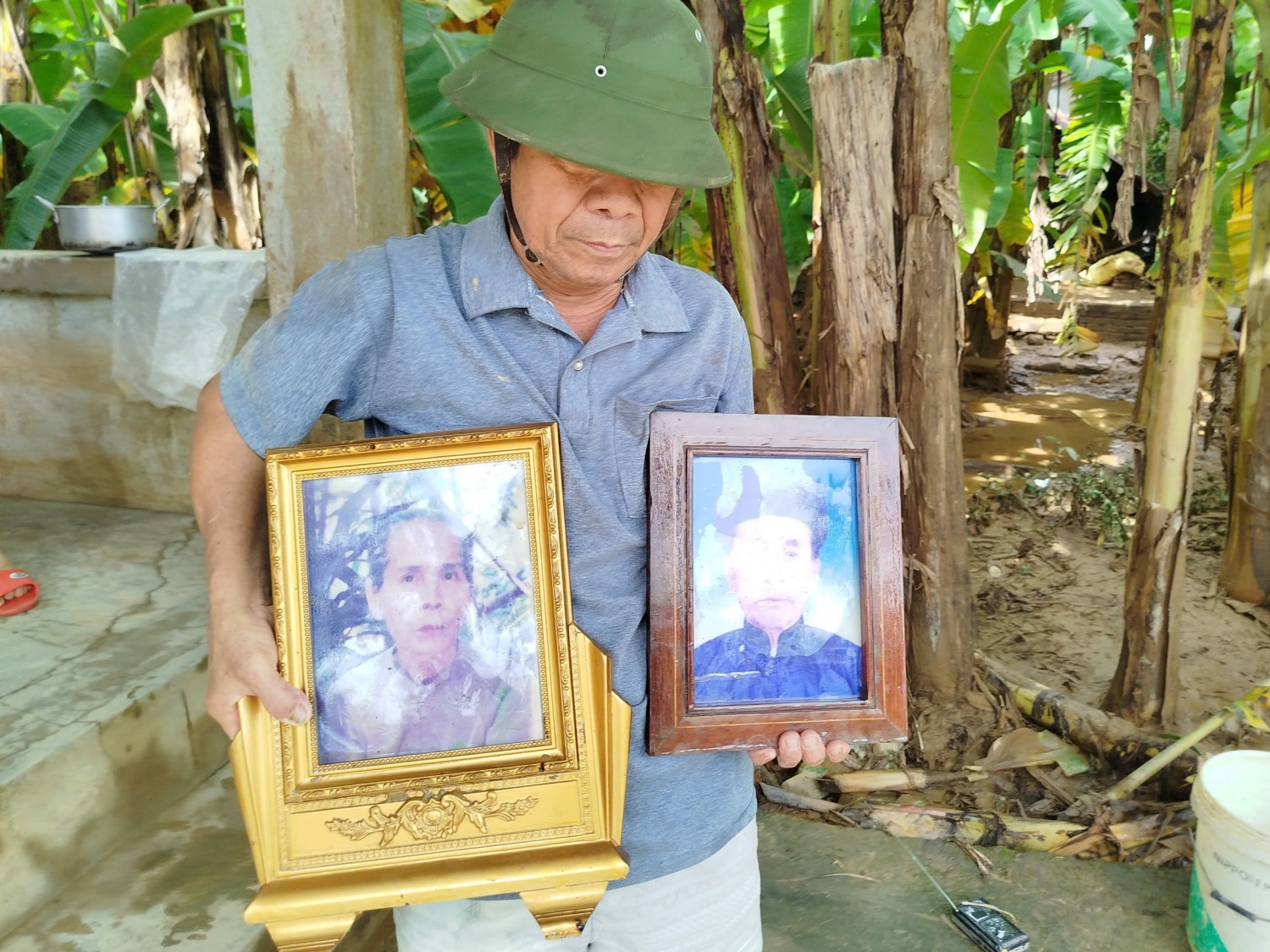 Nhặt lại 2 tấm ảnh thờ người thân trong ngôi nhà hư hỏng nặng, ông Phạm Hiệp - thôn 6 Ái Mỹ không khỏi buồn rầu, suy tư. Trận mưa lũ lần này đã quá mạnh, khiến ngôi nhà của ông Hiệp không địch lại được với thiên tai. Nhặt lại 2 tấm ảnh thờ người thân trong ngôi nhà hư hỏng nặng, ông Phạm Hiệp - thôn 6 Ái Mỹ không khỏi buồn rầu, suy tư. Trận mưa lũ lần này đã quá mạnh, khiến ngôi nhà của ông Hiệp không địch lại được với thiên tai.
