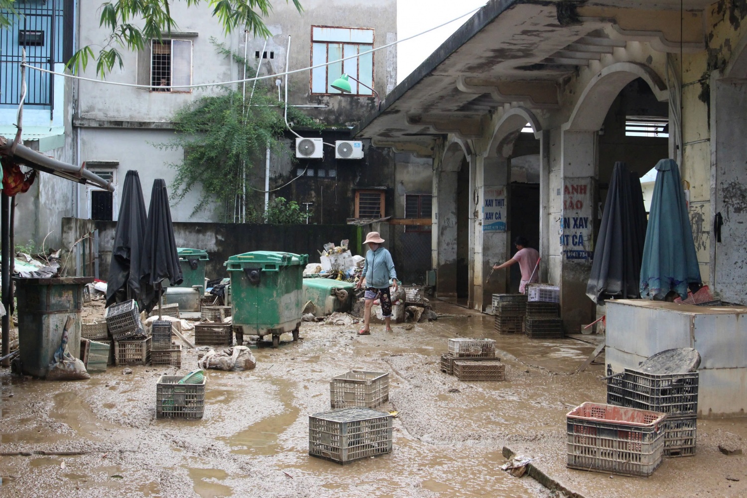 Đà Nẵng: Người dân khẩn trương dọn dẹp sau đợt mưa lũ lịch sử Đà Nẵng: Người dân khẩn trương dọn dẹp sau đợt mưa lũ lịch sử
