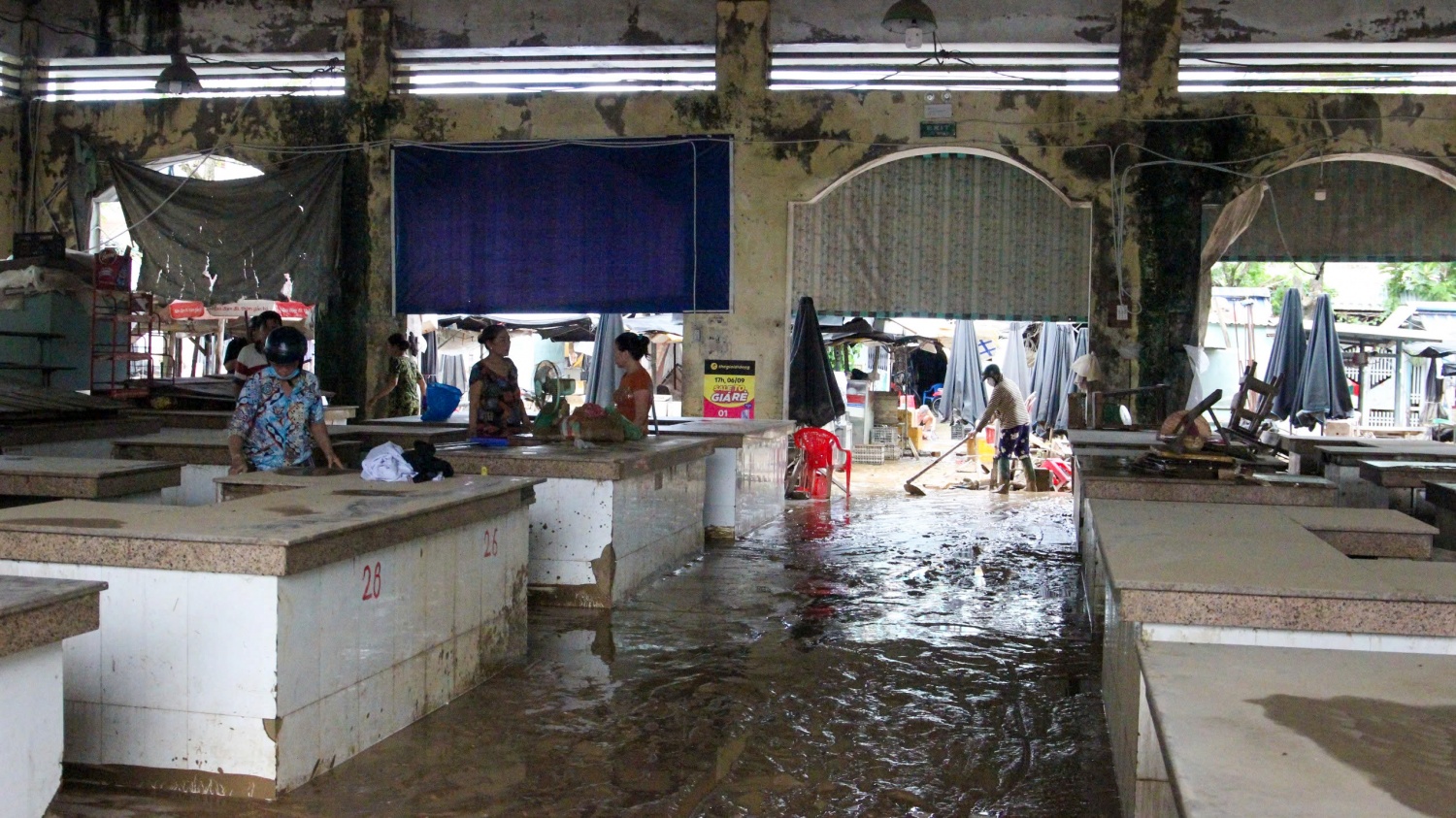 Đà Nẵng: Người dân khẩn trương dọn dẹp sau đợt mưa lũ lịch sử Đà Nẵng: Người dân khẩn trương dọn dẹp sau đợt mưa lũ lịch sử