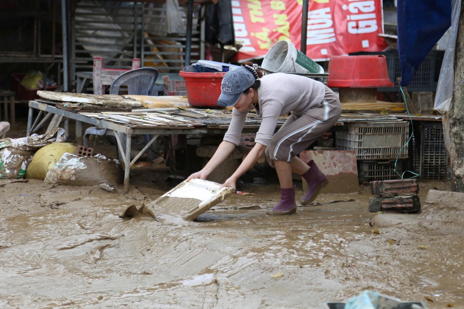 Đà Nẵng: Người dân khẩn trương dọn dẹp sau đợt mưa lũ lịch sử Đà Nẵng: Người dân khẩn trương dọn dẹp sau đợt mưa lũ lịch sử
