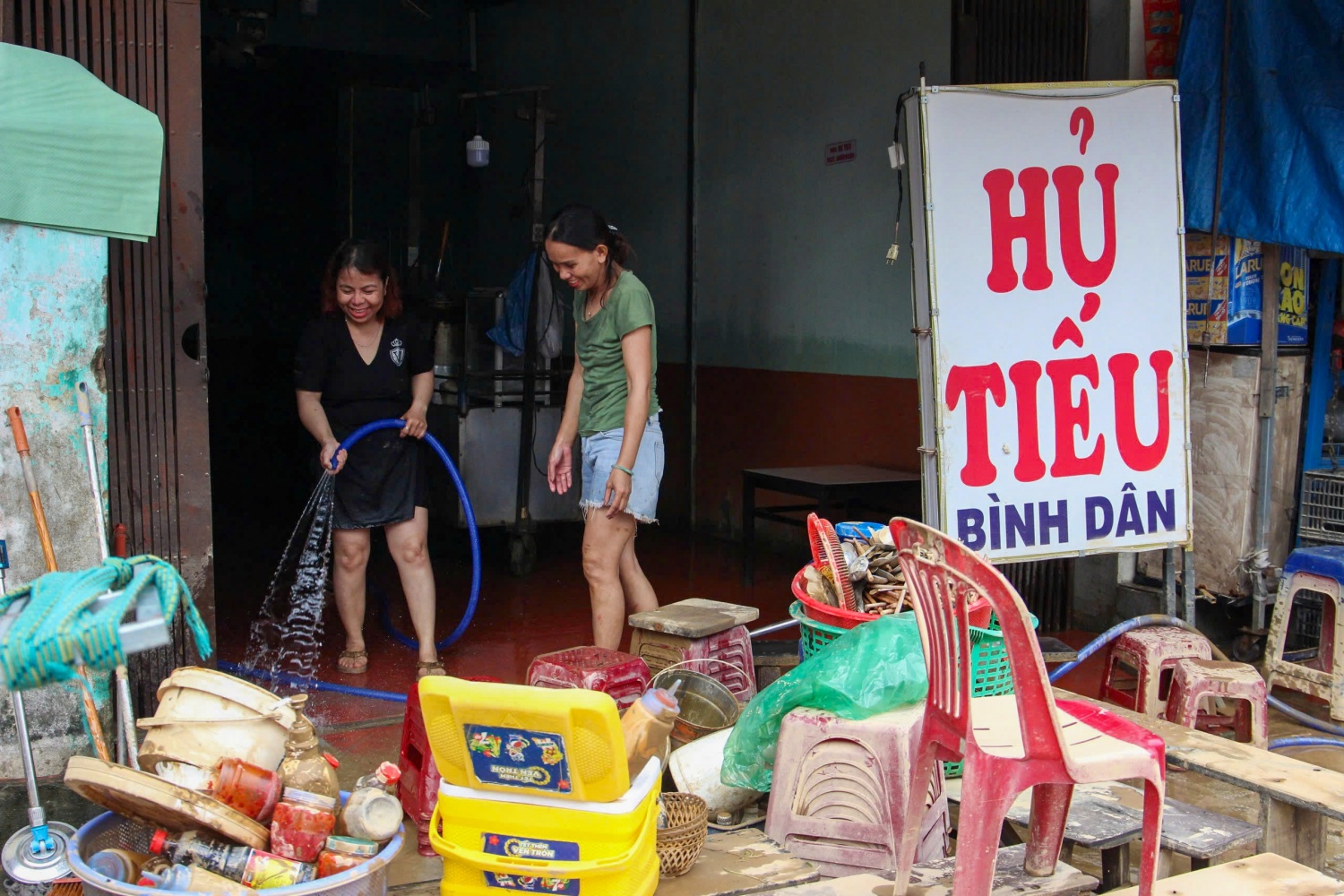 Đà Nẵng: Người dân khẩn trương dọn dẹp sau đợt mưa lũ lịch sử Đà Nẵng: Người dân khẩn trương dọn dẹp sau đợt mưa lũ lịch sử