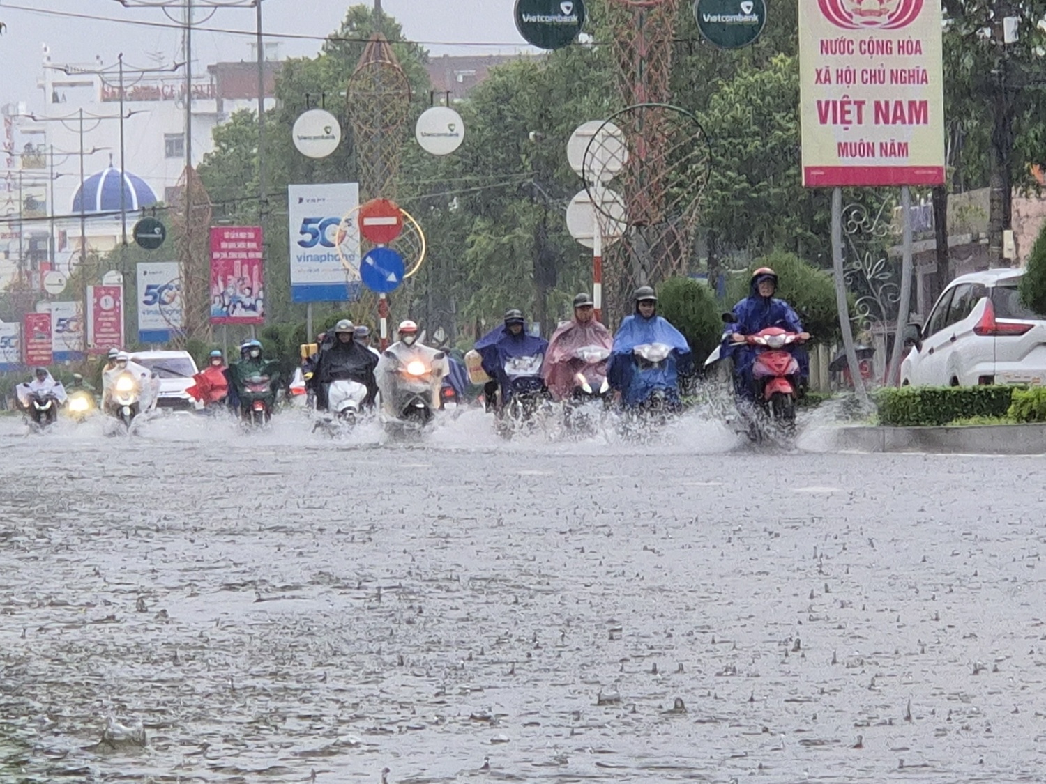 Quảng Ngãi: Mưa lớn tiếp diễn, nguy cơ lũ chồng lũ và sạt lở Quảng Ngãi: Mưa lớn tiếp diễn, nguy cơ lũ chồng lũ và sạt lở