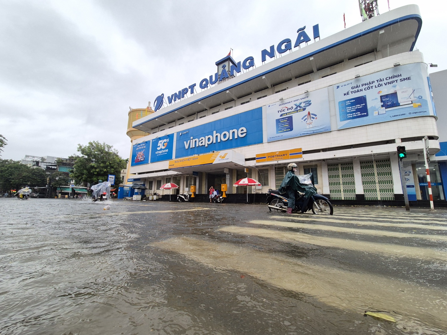 Mưa lớn đã khiến nhiều tuyến đường Phan Đình Phùng (phường Cẩm Thành) của Quảng Ngãi ngập lụt. Mưa lớn đã khiến nhiều tuyến đường Phan Đình Phùng (phường Cẩm Thành) của Quảng Ngãi ngập lụt.