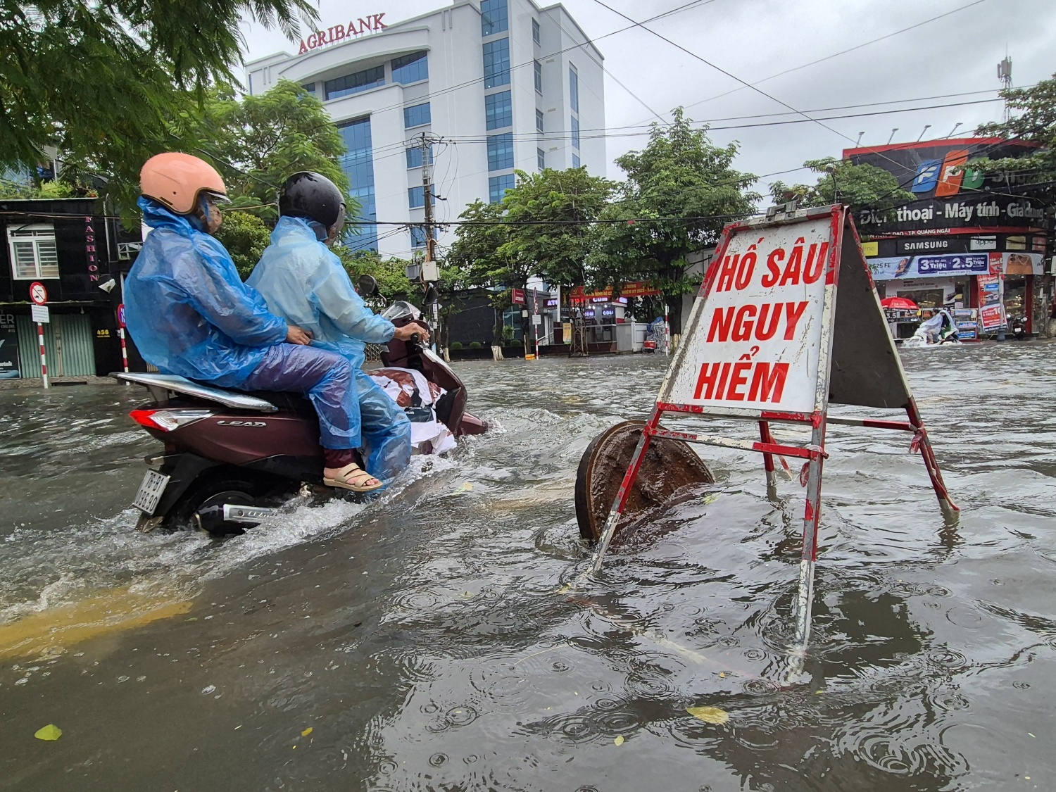 Quảng Ngãi: Mưa lớn tiếp diễn, nguy cơ lũ chồng lũ và sạt lở Quảng Ngãi: Mưa lớn tiếp diễn, nguy cơ lũ chồng lũ và sạt lở