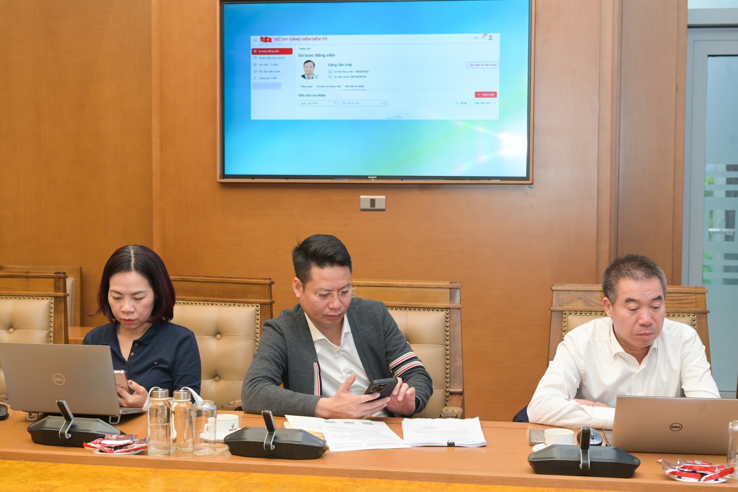 Các đảng viên đăng nhập vào ứng dụng “Sổ tay đảng viên điện tử” thông qua nền tảng định danh điện tử quốc gia (VNeID), tài khoản đăng nhập là số căn cước công dân, đồng thời mật khẩu mặc định cũng là số căn cước công dân của mỗi đảng viên. Các đảng viên đăng nhập vào ứng dụng “Sổ tay đảng viên điện tử” thông qua nền tảng định danh điện tử quốc gia (VNeID), tài khoản đăng nhập là số căn cước công dân, đồng thời mật khẩu mặc định cũng là số căn cước công dân của mỗi đảng viên.