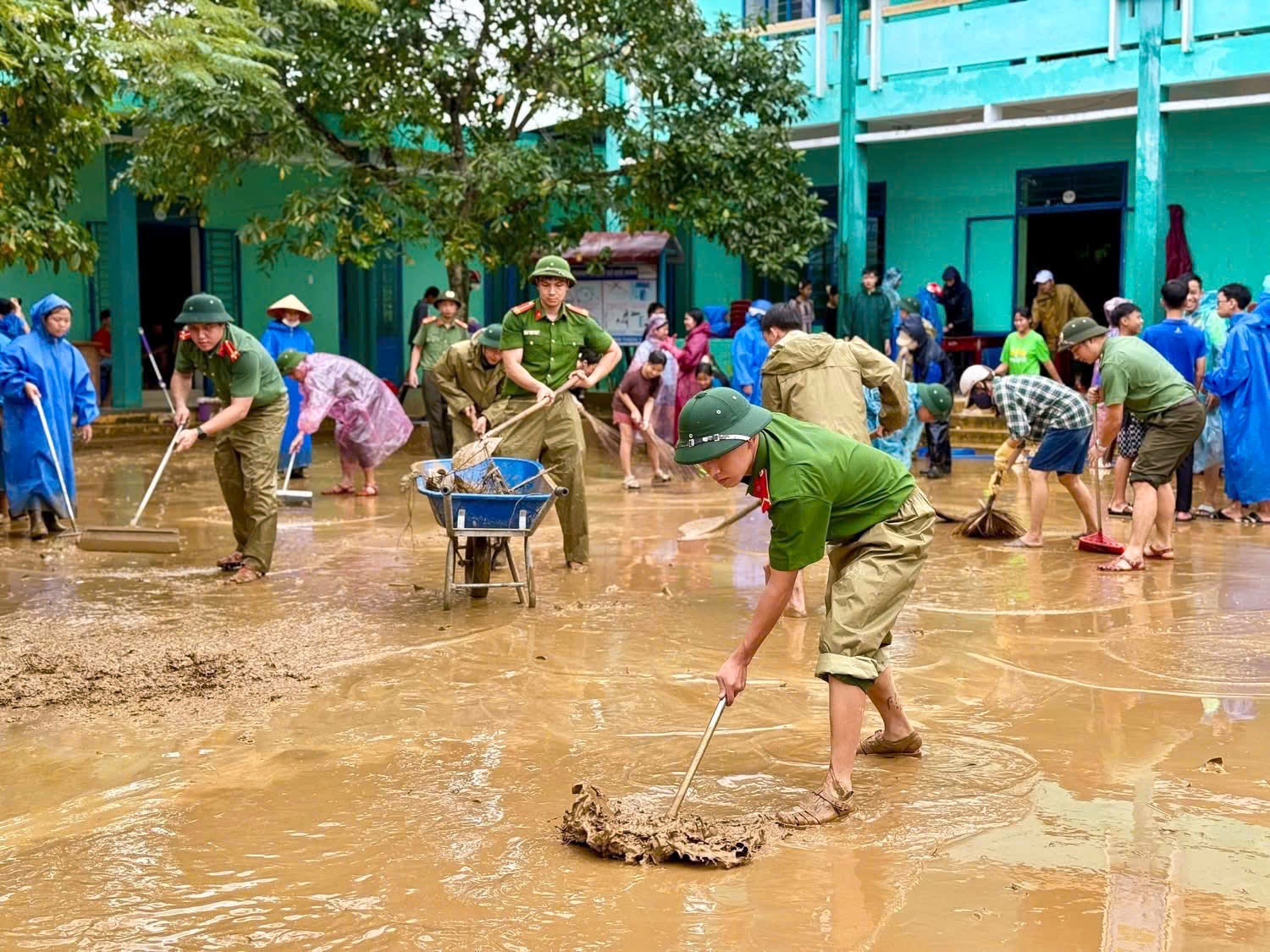 Lực lượng chức năng hỗ trợ người dân khắc phục hậu quả do thiên tai gây ra. Lực lượng chức năng hỗ trợ người dân khắc phục hậu quả do thiên tai gây ra.
