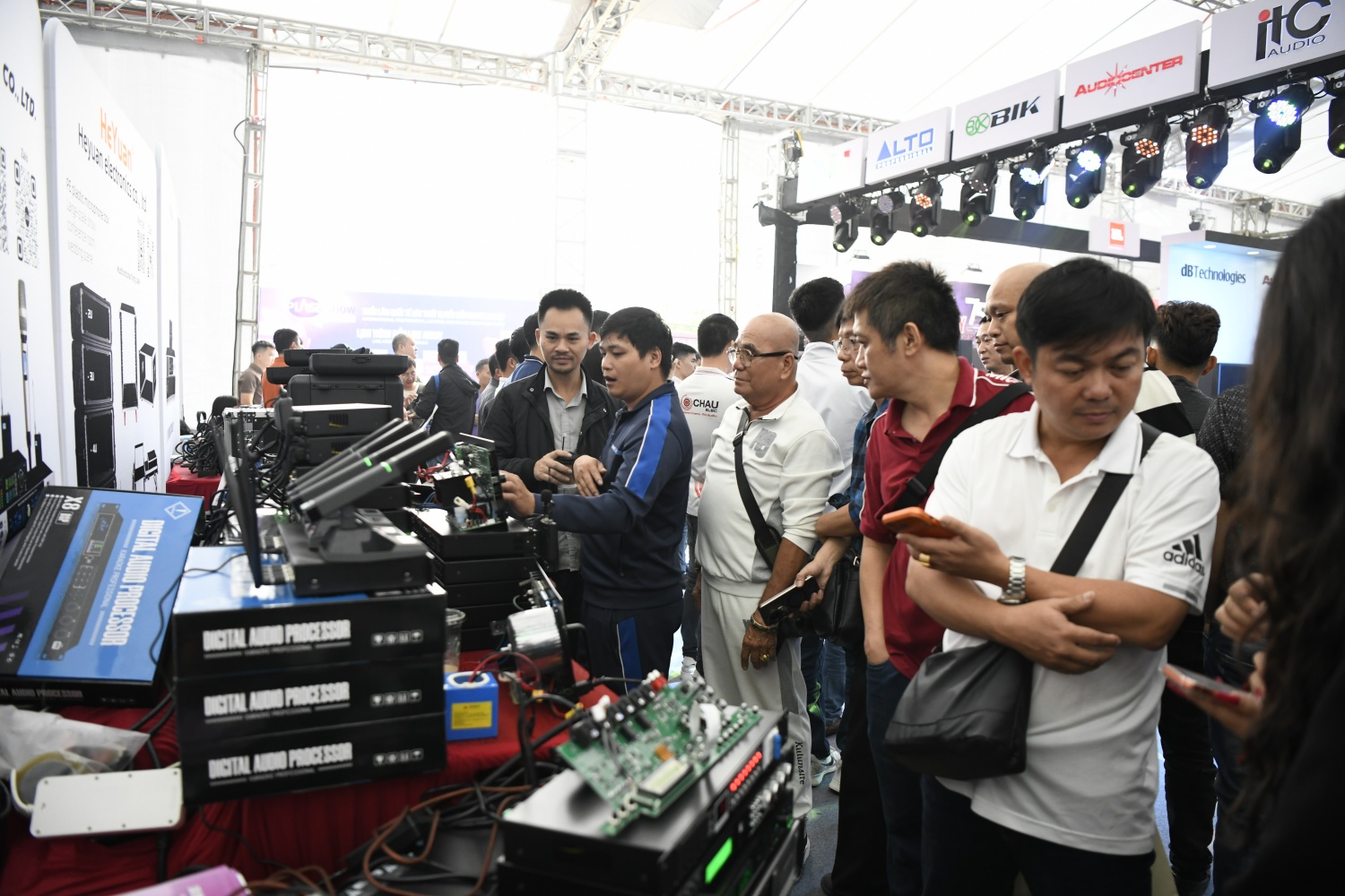 Trải nghiệm công nghệ âm thanh, ánh sáng hiện đại tại PLASE SHOW Hà Nội 2025