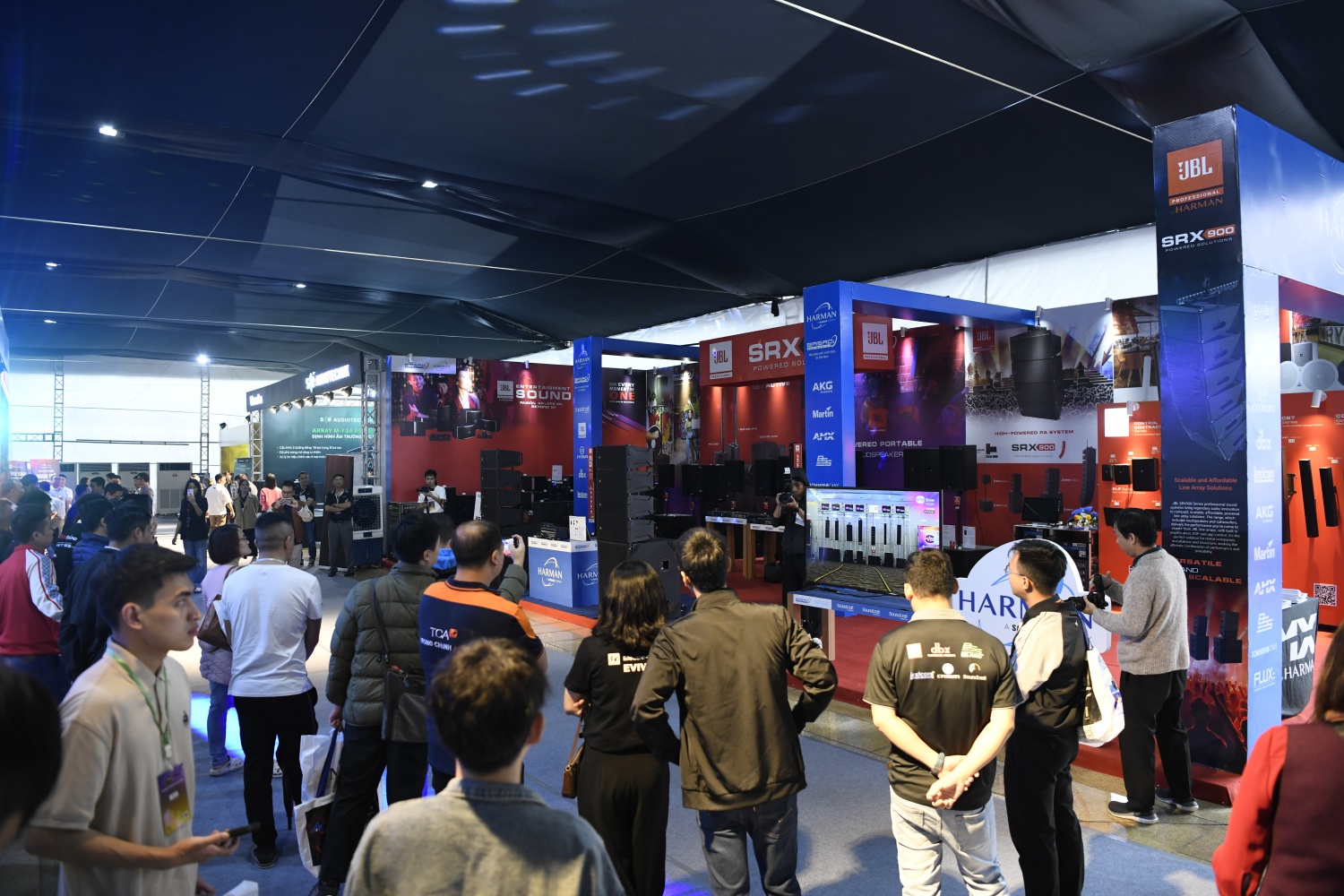 Trải nghiệm công nghệ âm thanh, ánh sáng hiện đại tại PLASE SHOW Hà Nội 2025