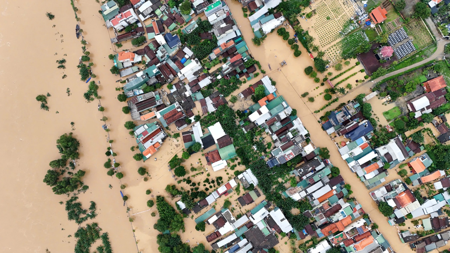 Petrovietnam khẩn trương thực hiện các hoạt động cứu trợ tại miền Trung