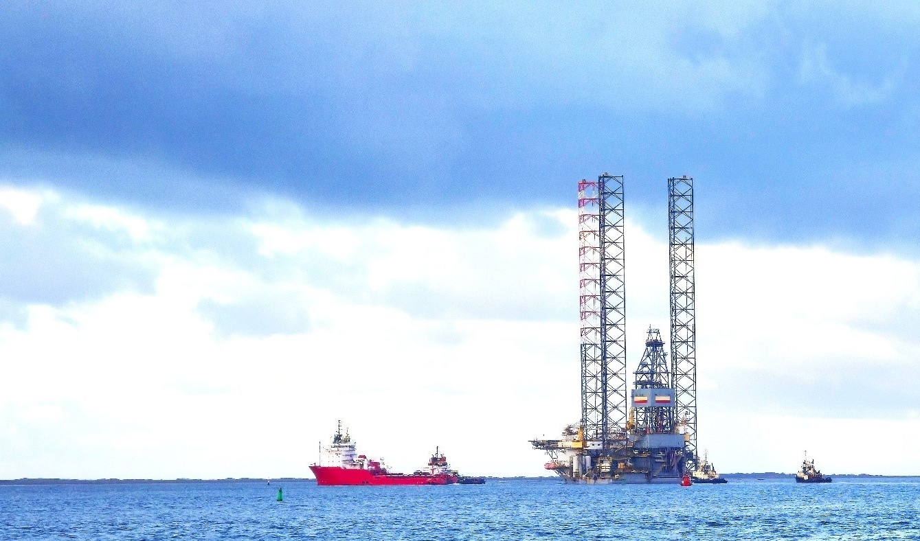 The PV DRILLING IX rig starts her journey to Vietnam