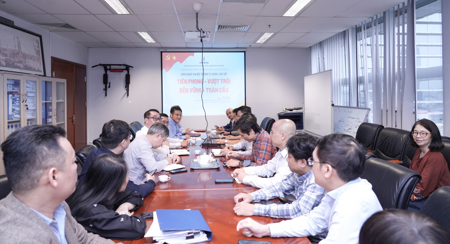 [Chùm ảnh] Đảng bộ BMQL&amp;ĐH Petrovietnam quán triệt tinh thần “Tiên Phong - Vượt trội - Bền vững - Toàn cầu”