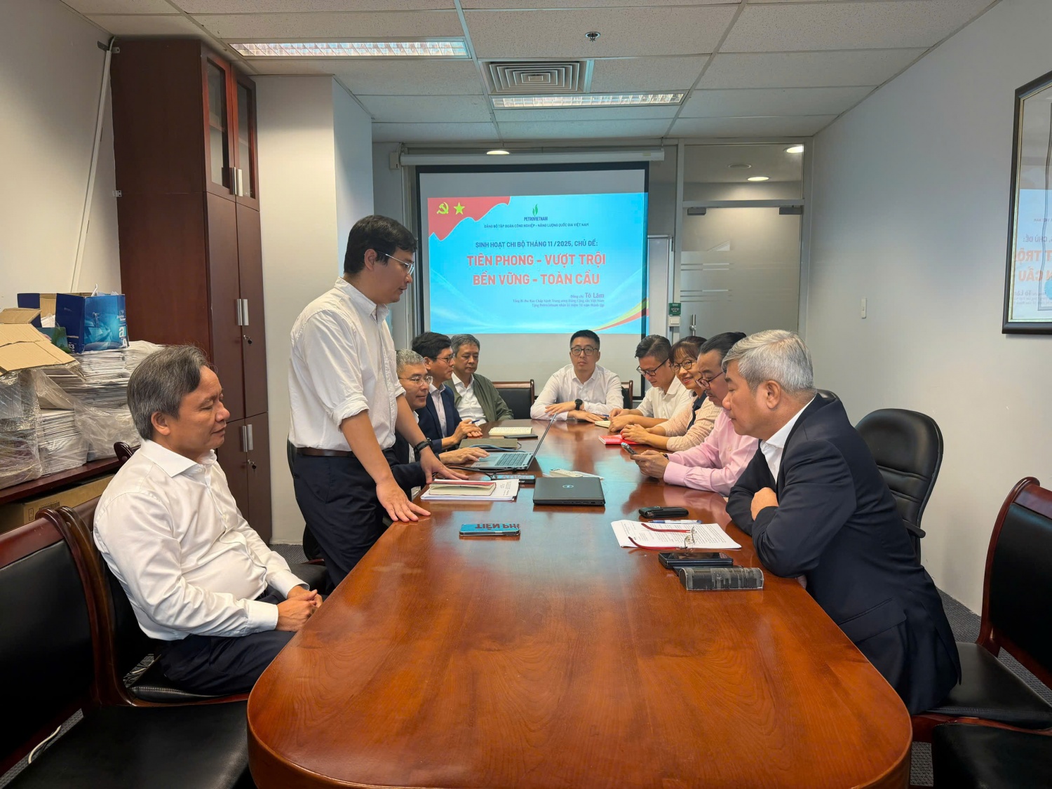 [Chùm ảnh] Đảng bộ BMQL&ĐH Petrovietnam quán triệt tinh thần “Tiên Phong - Vượt trội - Bền vững - Toàn cầu”