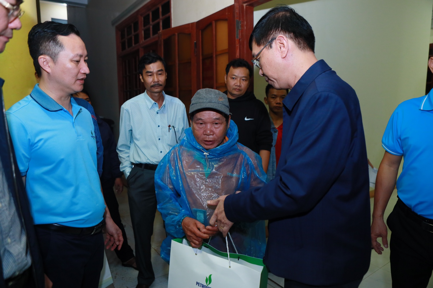 Đoàn công tác Petrovietnam thăm hỏi, tặng quà bà con tại xã Bình Minh, tỉnh Quảng Ngãi.