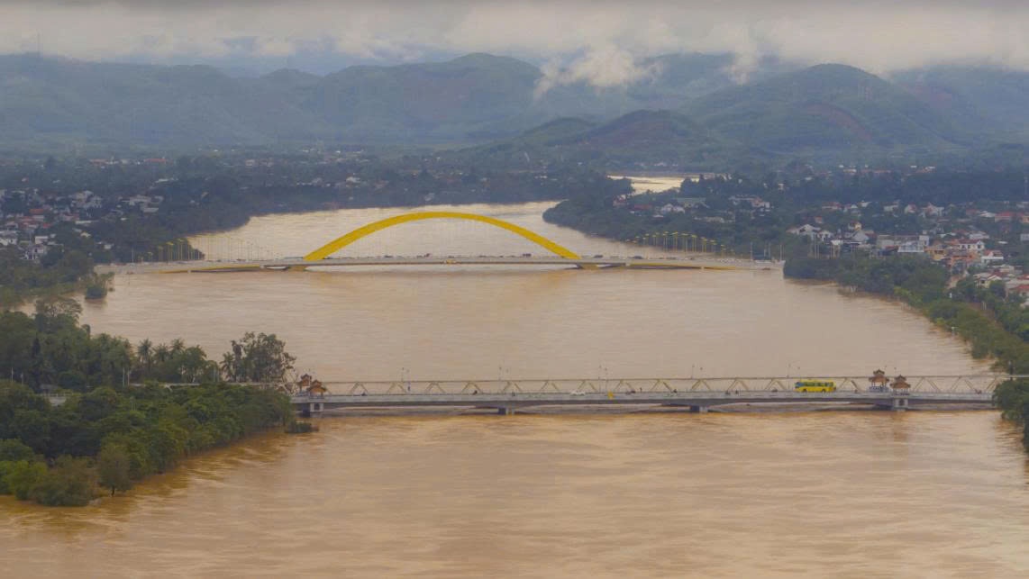 [Chùm ảnh] Lũ chồng lũ, Đại nội Huế tiếp tục bị “bao vây” giữa biển nước