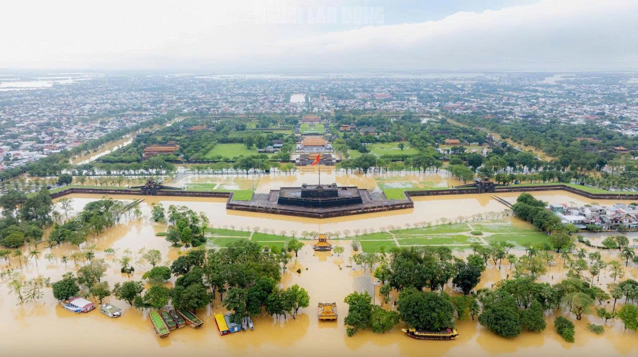 [Chùm ảnh] Lũ chồng lũ, Đại nội Huế tiếp tục bị “bao vây” giữa biển nước