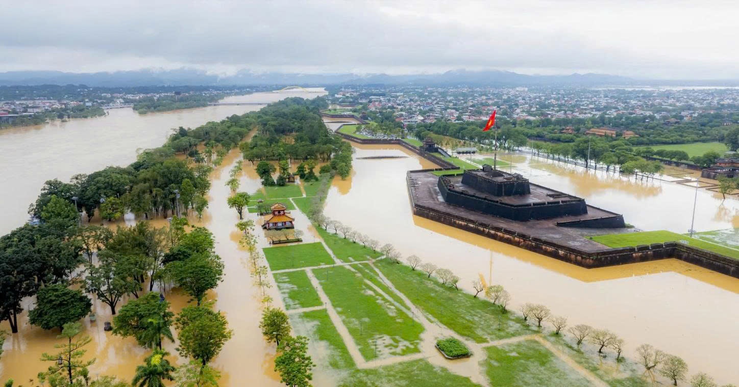 [Chùm ảnh] Lũ chồng lũ, Đại nội Huế tiếp tục bị “bao vây” giữa biển nước