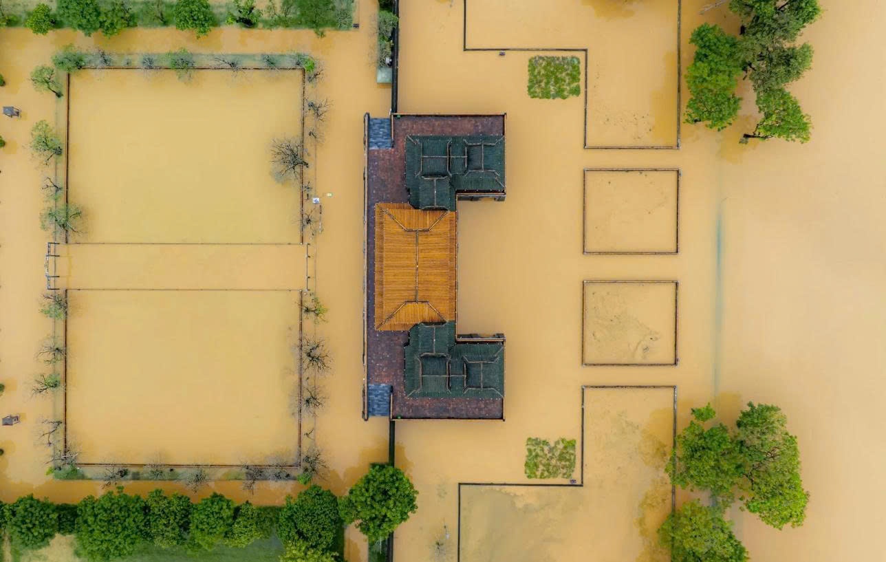 [Chùm ảnh] Lũ chồng lũ, Đại nội Huế tiếp tục bị “bao vây” giữa biển nước