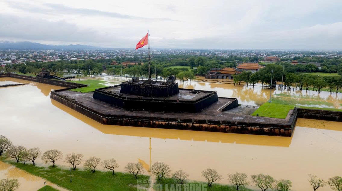 [Chùm ảnh] Lũ chồng lũ, Đại nội Huế tiếp tục bị “bao vây” giữa biển nước