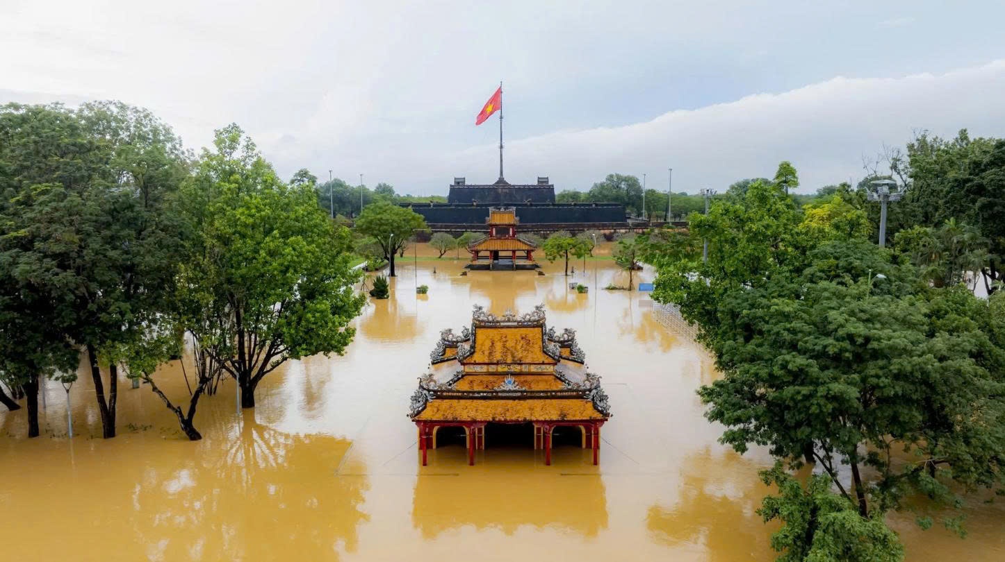 [Chùm ảnh] Lũ chồng lũ, Đại nội Huế tiếp tục bị “bao vây” giữa biển nước