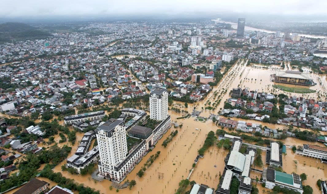 [Chùm ảnh] Lũ chồng lũ, Đại nội Huế tiếp tục bị “bao vây” giữa biển nước