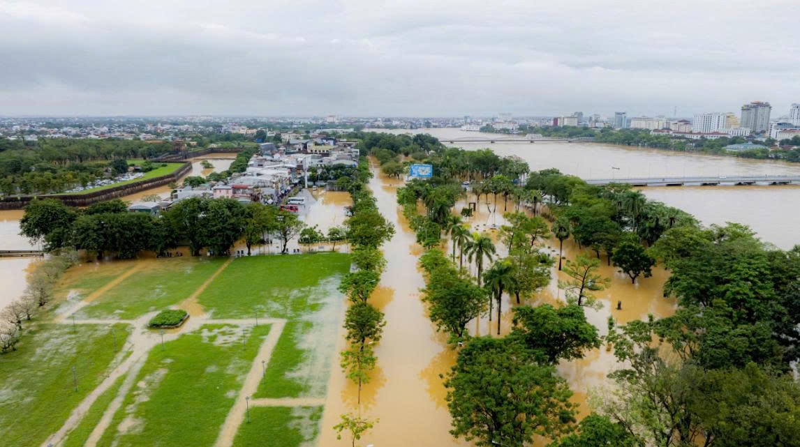 [Chùm ảnh] Lũ chồng lũ, Đại nội Huế tiếp tục bị “bao vây” giữa biển nước