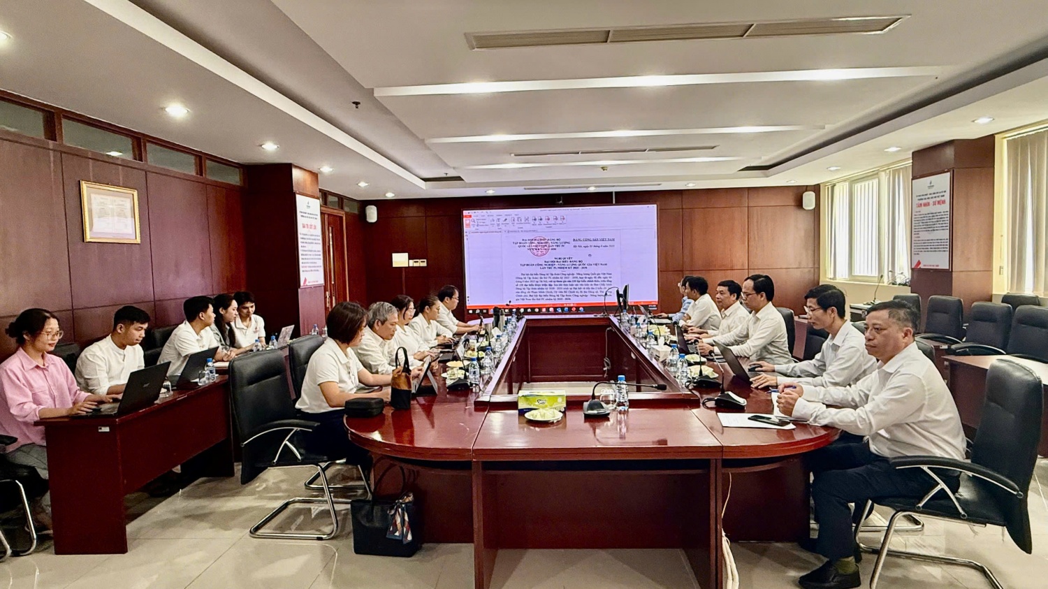 Đảng bộ Nghiên cứu Khoa học và Đào tạo sinh hoạt chi bộ theo chủ đề “Tiên phong - Vượt trội - Bền vững - Toàn cầu” Đảng bộ Nghiên cứu Khoa học và Đào tạo sinh hoạt chi bộ theo chủ đề “Tiên phong - Vượt trội - Bền vững - Toàn cầu”