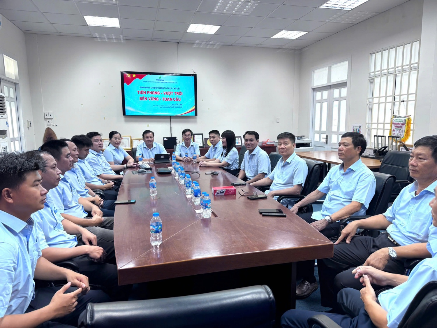 Đảng bộ Nghiên cứu Khoa học và Đào tạo sinh hoạt chi bộ theo chủ đề “Tiên phong - Vượt trội - Bền vững - Toàn cầu” Đảng bộ Nghiên cứu Khoa học và Đào tạo sinh hoạt chi bộ theo chủ đề “Tiên phong - Vượt trội - Bền vững - Toàn cầu”