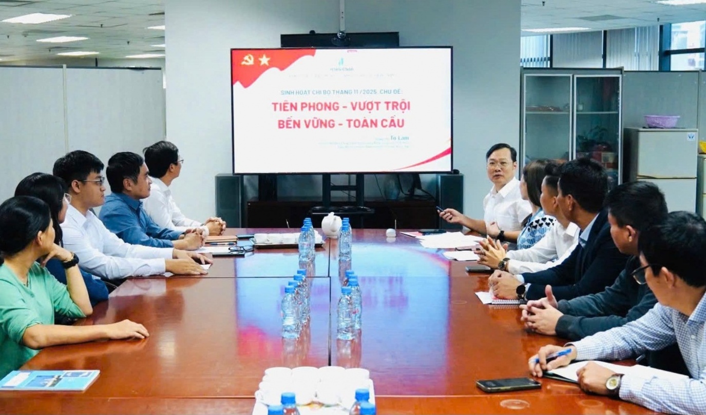Đảng bộ Nghiên cứu Khoa học và Đào tạo sinh hoạt chi bộ theo chủ đề “Tiên phong - Vượt trội - Bền vững - Toàn cầu”
