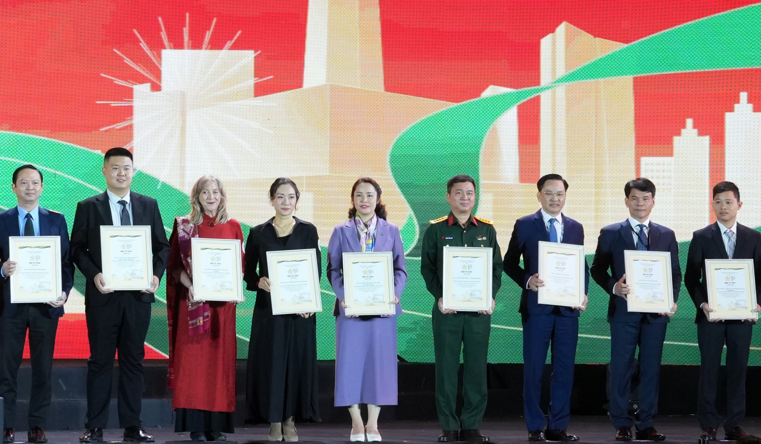 Hội chợ mùa Thu năm 2025 khép lại với thông điệp sẻ chia Hội chợ mùa Thu năm 2025 khép lại với thông điệp sẻ chia