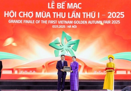 Agribank trao 10 tỷ đồng cùng cả nước hướng về đồng bào vùng bão lũ