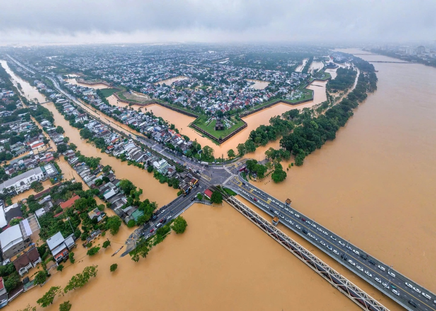 Trong hơn một tuần qua, TP Huế liên tiếp hứng chịu 3 đợt lũ lớn Lý giải nguyên nhân mưa bão dồn dập đổ bộ miền Trung vào cuối năm 2025