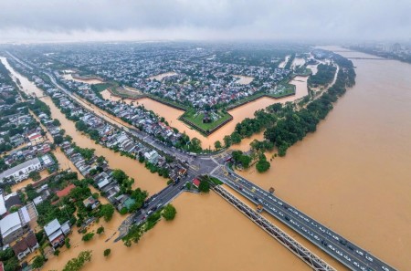 Lý giải nguyên nhân mưa bão dồn dập đổ bộ miền Trung vào cuối năm 2025