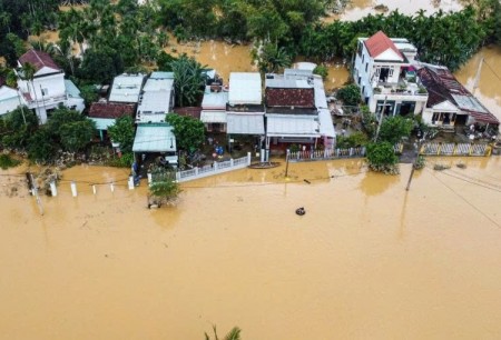 Miền Trung tạnh mưa, lũ trên các sông đang rút dần