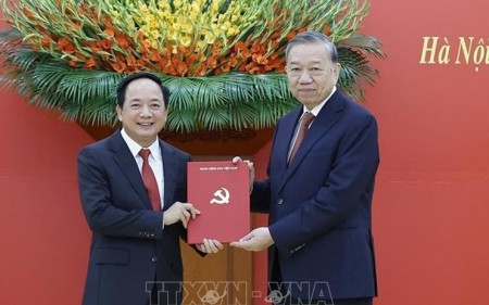 Tổng Bí thư Tô Lâm trao các quyết định bổ nhiệm Trưởng Ban Tuyên giáo và Dân vận Trung ương và Phó trưởng ban Thường trực Ban Nội chính Trung ương