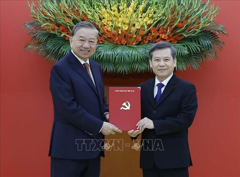 Tổng Bí thư Tô Lâm trao các quyết định bổ nhiệm Trưởng Ban Tuyên giáo và Dân vận Trung ương và Phó trưởng ban Thường trực Ban Nội chính Trung ương Tổng Bí thư Tô Lâm trao các quyết định bổ nhiệm Trưởng Ban Tuyên giáo và Dân vận Trung ương và Phó trưởng ban Thường trực Ban Nội chính Trung ương