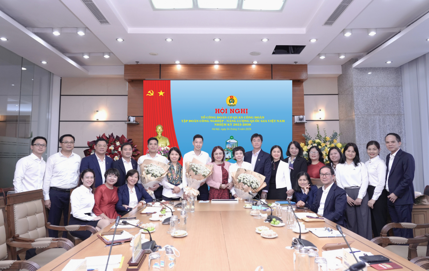 Hội nghị Tổ Công đoàn Cơ quan Công đoàn Tập đoàn nhiệm kỳ 2025-2030 diễn ra tốt đẹp Hội nghị Tổ Công đoàn Cơ quan Công đoàn Tập đoàn nhiệm kỳ 2025-2030 diễn ra tốt đẹp