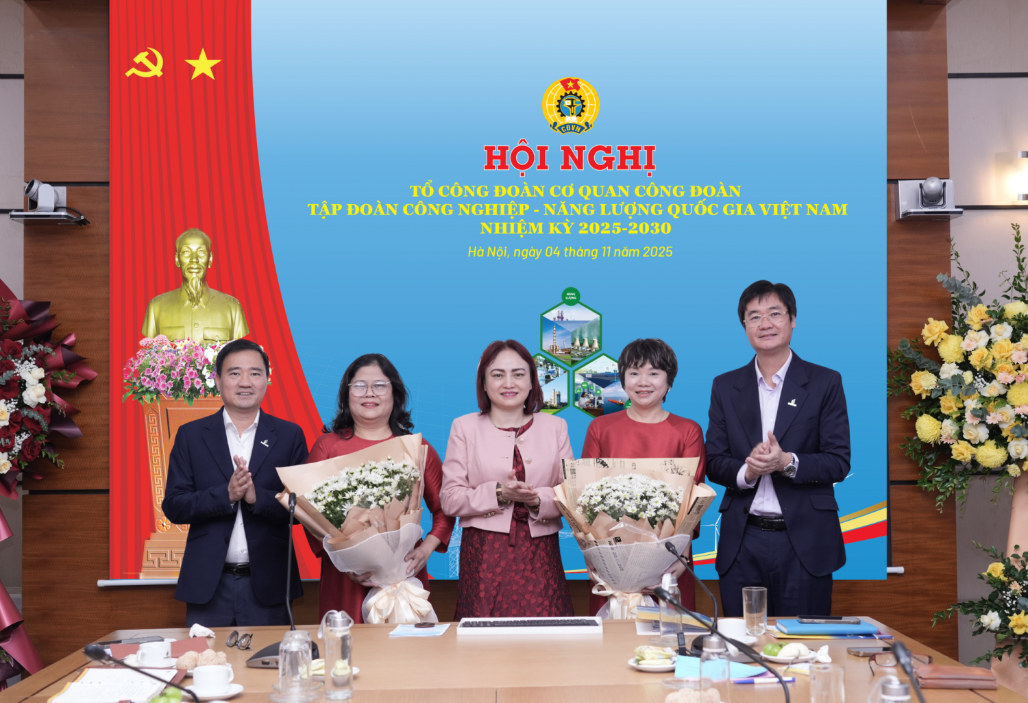 Hội nghị tặng hoa tri ân các đồng chí Tổ trưởng, Tổ phó Tổ Công đoàn Cơ quan Công đoàn Tập đoàn giai đoạn 2023-2025 Tổ Công đoàn Cơ quan Công đoàn Petrovietnam: Phát huy vai trò nòng cốt, đoàn kết, trách nhiệm trong giai đoạn mới