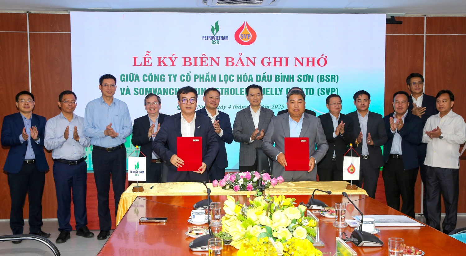 Ông Nguyễn Việt Thắng - Tổng Giám đốc BSR và ông Angtaen Saysomphone - Tổng Giám đốc Công ty Somvanchaleun Petroleum Jelly ký Biên bản ghi nhớ hợp tác giữa 2 bên.