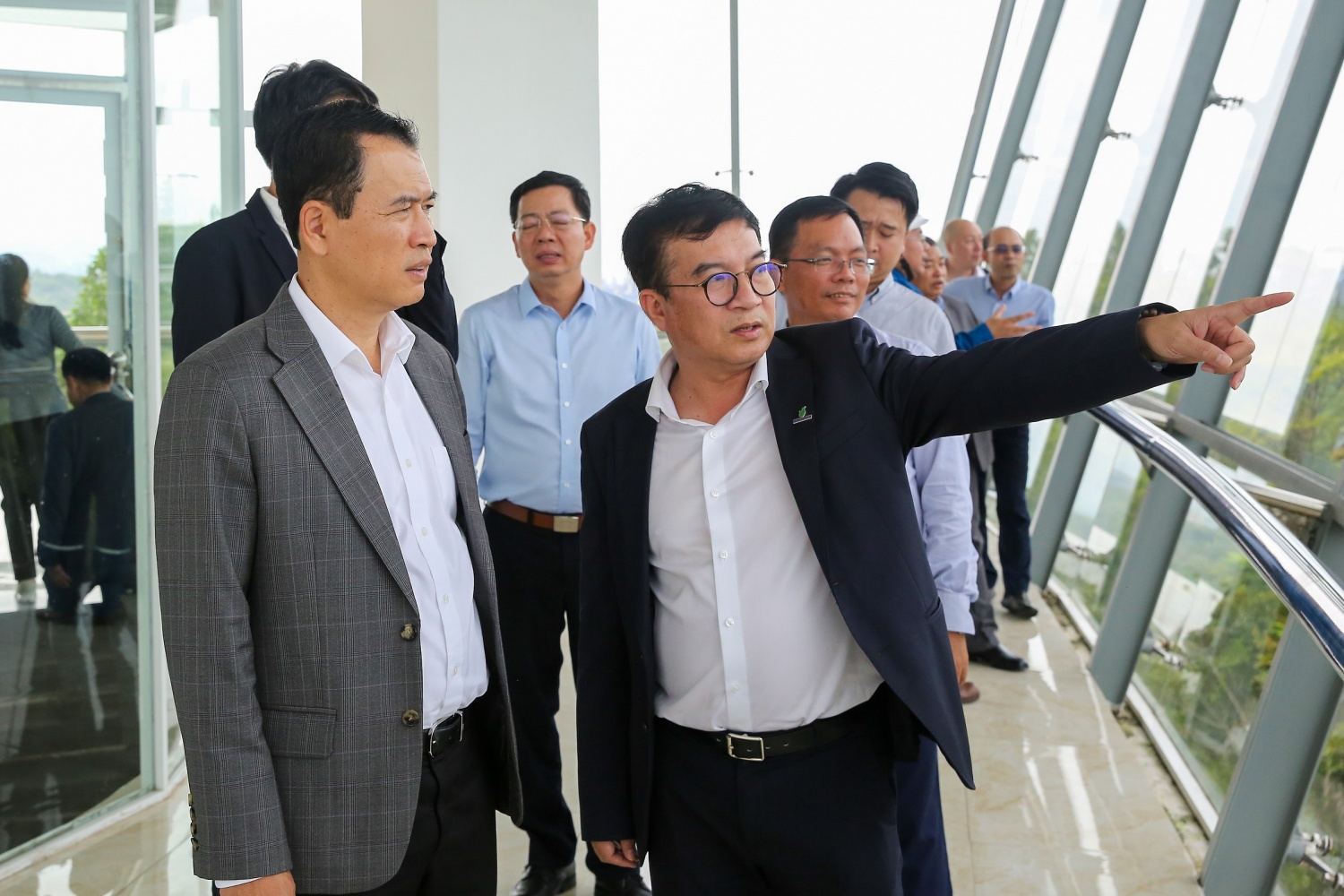 Ông Nguyễn Việt Thắng - Tổng Giám đốc BSR (bên phải) trao đổi, chia sẻ các thông tin về NMLD Dung Quất với Đoàn công tác của Bộ Công Thương Lào.