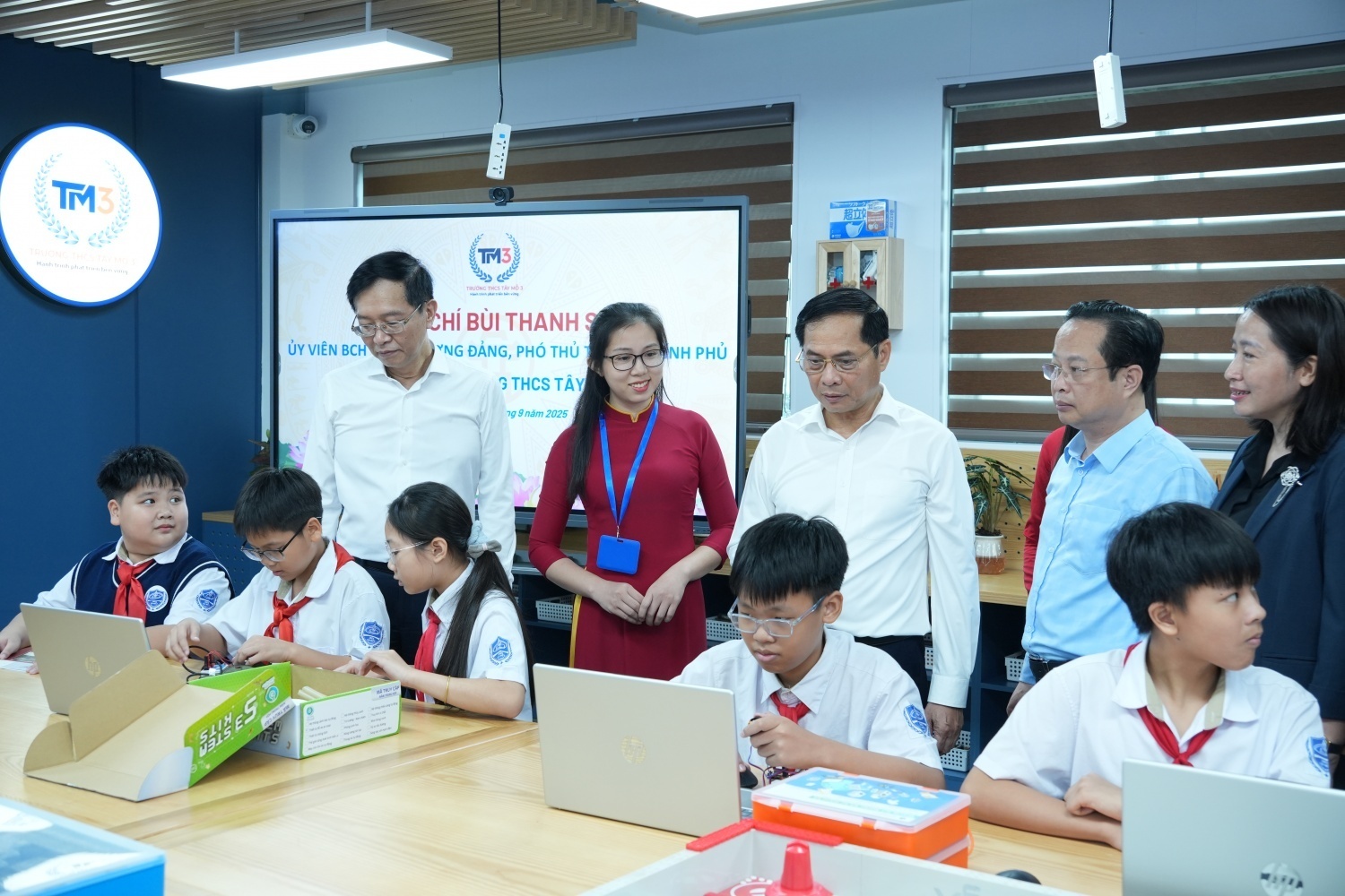 Hào hứng STEM Innovation Petrovietnam: Thắp sáng những “nguồn năng lượng tri thức” cho tương lai đất nước Hào hứng STEM Innovation Petrovietnam: Thắp sáng những “nguồn năng lượng tri thức” cho tương lai đất nước
